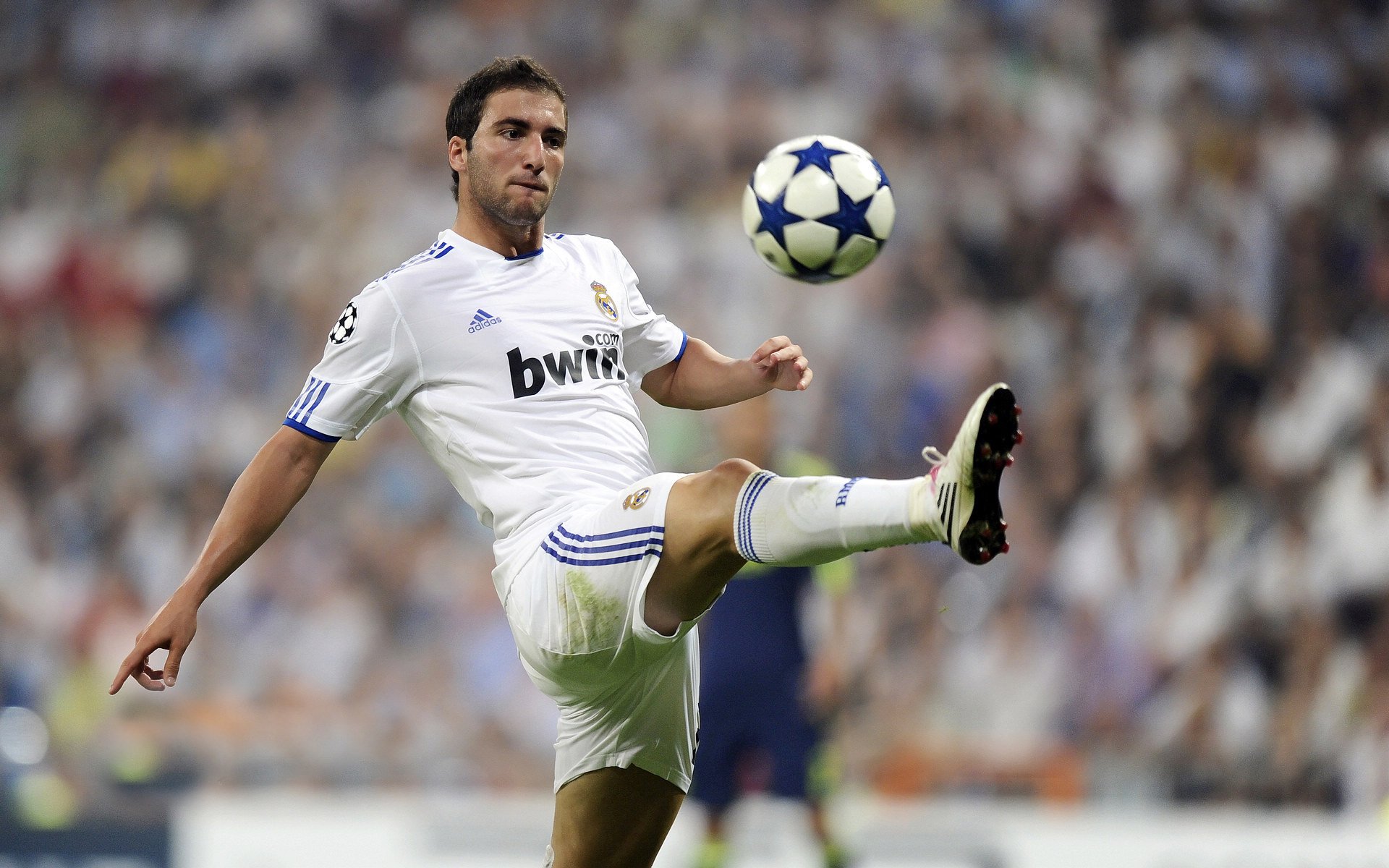 爱游戏ayx-巴萨控球占优，逐步蚕食对手防线直至取胜，巴萨控球率达81%